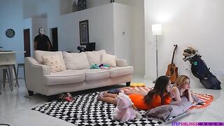 Stepsisters Scary Halloween Sleepover - S30:E5
